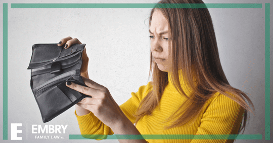 girl looking at empty wallet